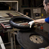 Hemos visitado una fábrica de neumáticos de motos de Michelin que lleva casi un siglo en pie. Y con razón dicen que es la joya española
