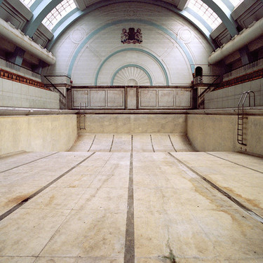 Piscinas vacías, oda al fin del verano 
