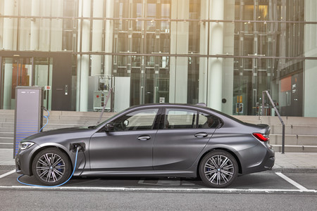 BMW 330e 2019: El híbrido enchufable que ahora ofrece más potencia y más autonomía
