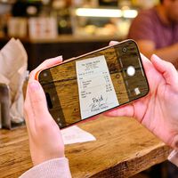 Si tienes un iPhone, dividir la cuenta con tus amigos será más sencillo que nunca: bastará hacer una foto