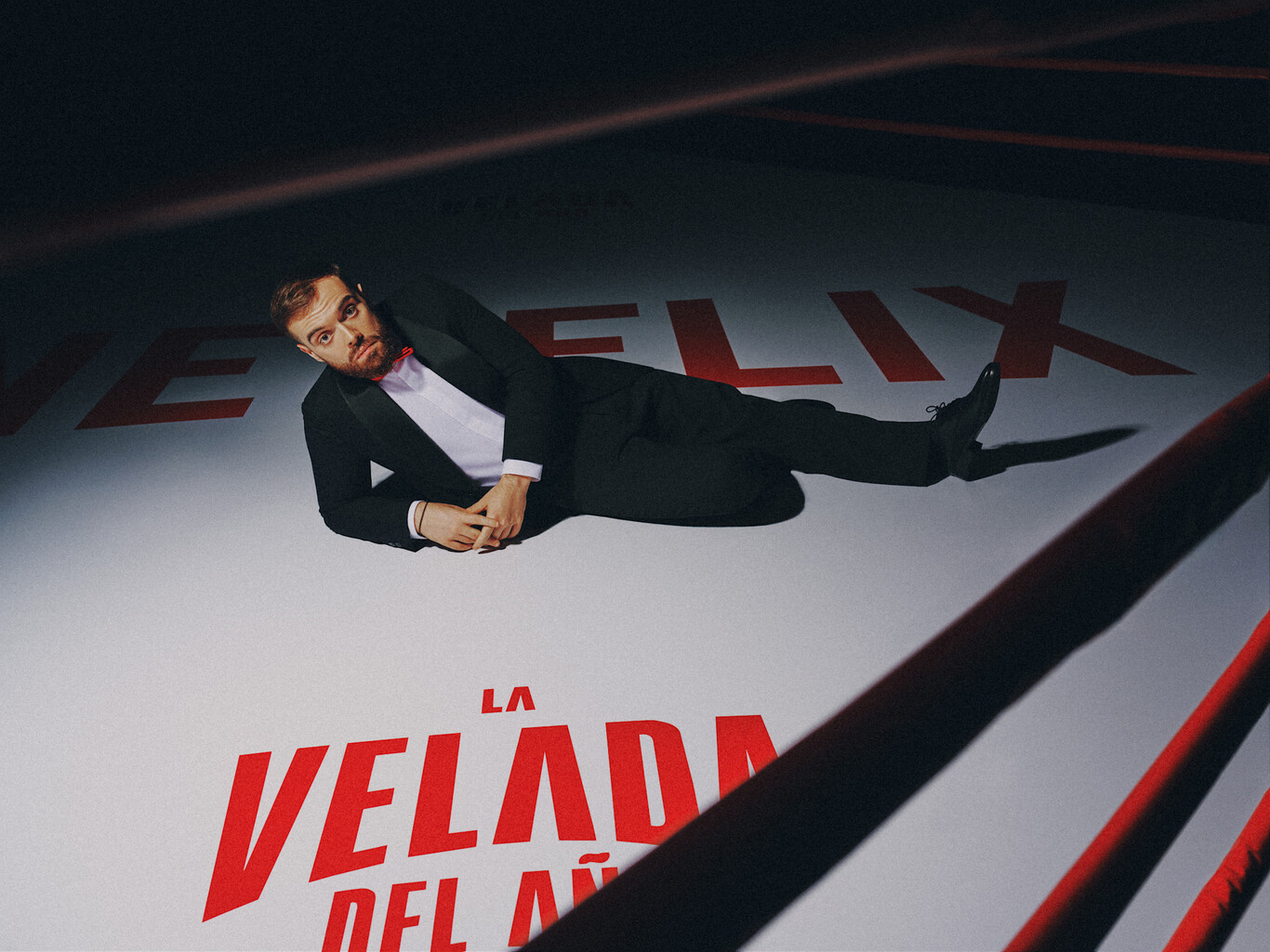 Logo de Netflix junto a elementos relacionados con La Velada del Año, evento de boxeo