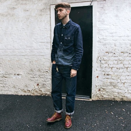 En las calles los looks en denim rinden tributo a la clase obrera con texturas desgastadas