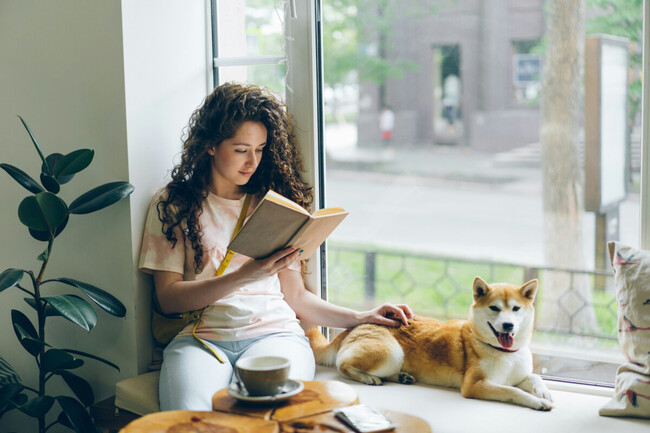 Chica leyendo con perrito