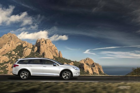 El Citroën C5 2017 no es el más avanzado tecnológicamente, de ahí su ajustado precio
