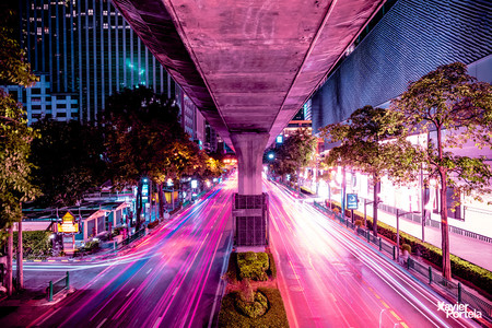 ‘Bangkok Glow’, capturando el “eléctrico” ambiente nocturno de la capital tailandesa, por Xavier Portela