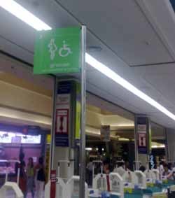¡Qué emoción, una caja de supermercado con prioridad para embarazadas!