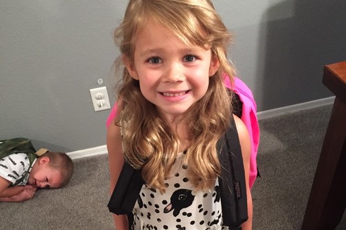 Los dos tipos de niños ante el primer día de cole en una foto (y cómo ayudar al del suelo)