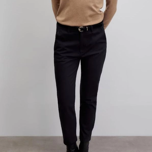 Pantalón chino cinturón
