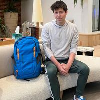 Así es la "mochila nuclear" del creador de ChatGPT: un supuesto MacBook capaz de apagar la IA en caso de apocalipsis 