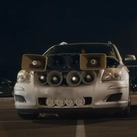 Este pueblo no puede dormir: las batallas de altavoces han convertido a Celine Dion en una pesadilla