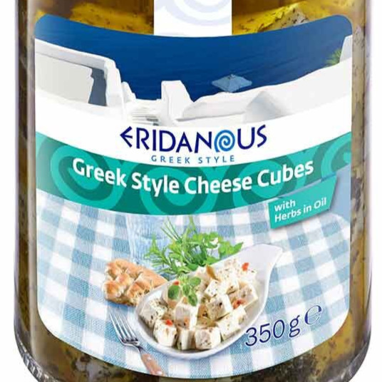 Dados de queso en salmuera