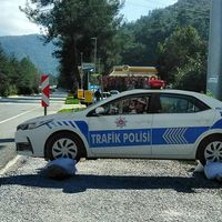 Aquí usamos radares vacíos, en Turquía usan coches de policía hechos de cartón. Y es más común de lo que parece