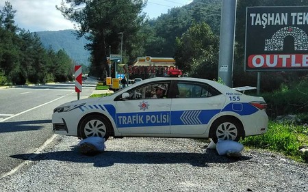 Aquí usamos radares vacíos, en Turquía usan coches de policía hechos de cartón. Y es más común de lo que parece