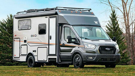 Esta Ford Transit 4x4 no es una furgoneta camper sino una completa autocaravana con dos cocinas, baño completo y paneles solares