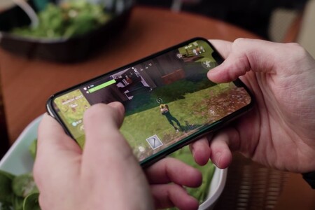 La comisión para pequeños desarrolladores baja hasta el 15% en la App Store, mientras la compañía mantiene su batalla legal contra Spotify y Epic