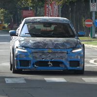 Ruido de mentira, escapes falsos con cinta americana y carrocería de Maserati. El primer Ferrari eléctrico está intentando pasar tan desapercibido que está consiguiendo justo lo contrario