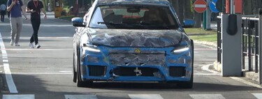 Ruido de mentira, escapes falsos con cinta americana y carrocería de Maserati. El primer Ferrari eléctrico está intentando pasar tan desapercibido que está consiguiendo justo lo contrario