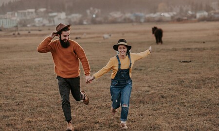 En las rebajas de Levi's hay mucho más que vaqueros a mitad de precio (también chaquetas, vestidos, petos y más moda de primavera)