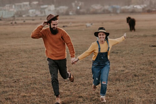 En las rebajas de Levi's hay mucho más que vaqueros a mitad de precio (también chaquetas, vestidos, petos y más moda de primavera)