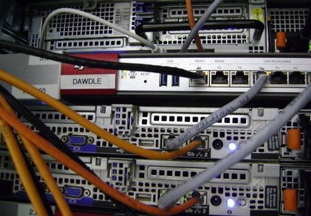 Utilizar un servidor web propio o contratado