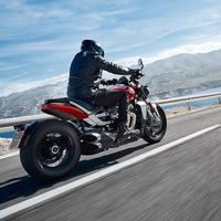 Aceleración nivel: Triumph Rocket 3 acelerando de 0 a 100 km/h y arrancando pegatinas a un McLaren 720S