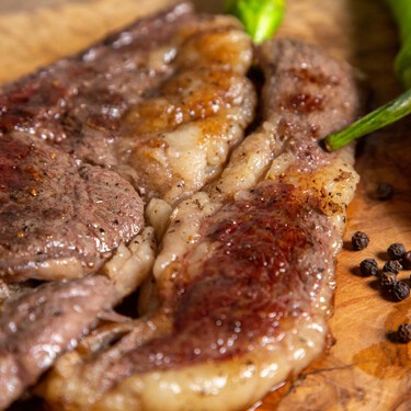 Si te ha sobrado carne de tu barbacoa, aprovéchala al día siguiente con la técnica infalible para recalentarla