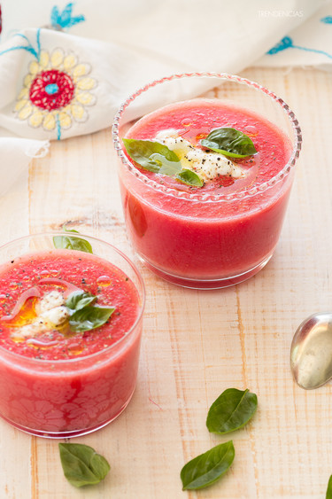 Gazpacho de tomate y sandía con ricotta y albahaca. Receta para una aperitivo lleno de color