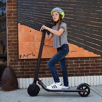 La DGT confirma que habrá edad mínima y casco obligatorio para los usuarios de patinetes eléctricos