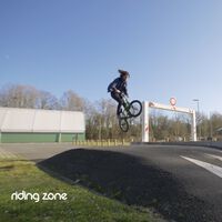 ¿El mejor uso para un resalto? Convertirlo en una zona de juegos para bicis y patinetes eléctrico