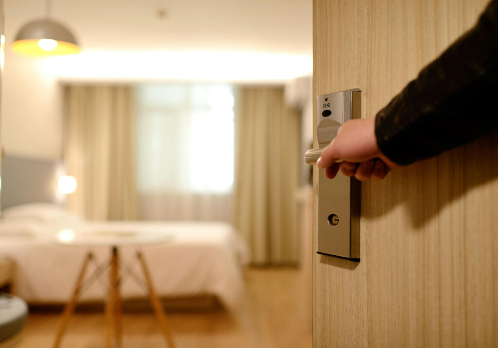 Lo que no deberías tocar nunca si te alojas en un hotel, según una experta en limpieza 