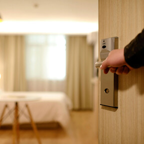 Jill Koch, experta en higiene doméstica: lo que nunca tocaría en una habitación de hotel (y no es solo la almohada) 