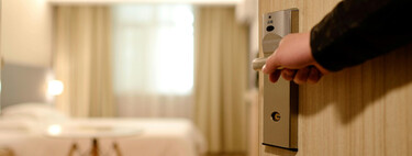 Lo que no deberías tocar nunca si te alojas en un hotel, según una experta en limpieza 