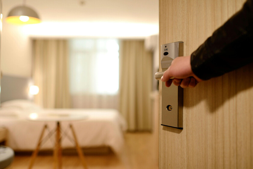 Lo que no deberías tocar nunca si te alojas en un hotel, según una experta en limpieza