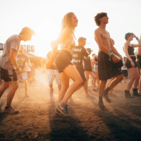A Geração Z se desvinculou tanto dos vícios que está celebrando raves diurnas com café e “cura sonora” 