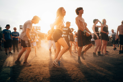 A rave agora é com café e yoga / Imagem: Unsplash