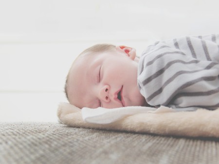Cómo devolver la calma a las noches de los niños con piel atópica (y a sus padres)