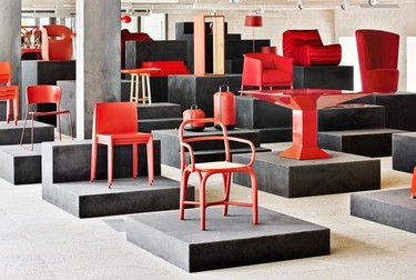 Tnk A500 de Actiu y otras piezas de diseño contemporáneo en 'ROJO Spanish design on stage'