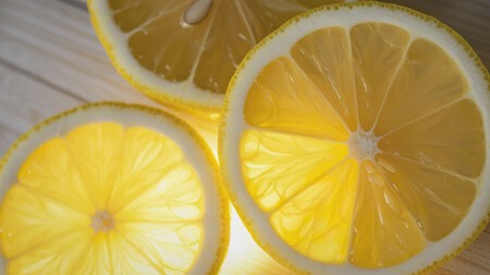 Por qué deberías dejar una rodaja de limón en tu microondas (aunque esté apagado): el truco que te sacará de un apuro