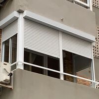 Esta es la alternativa para acabar con las rejas: persianas que se bloquean si intentan abrirlas desde fuera