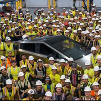 Tesla dice que por fin ha fabricado la primera Cybertruck y la enseña así: tapada y sin precio definitivo