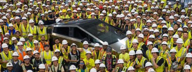 Tesla dice que por fin ha fabricado la primera Cybertruck y la enseña así: tapada y sin precio definitivo