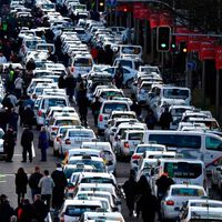 Europa dio la razón a las VTC. Ahora el taxi pide al Gobierno limitar las licencias mientras aplaza la huelga