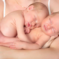 Quitan la custodia de sus gemelos a la mujer que los tuvo con 64 años, como ya le pasó con su otra hija