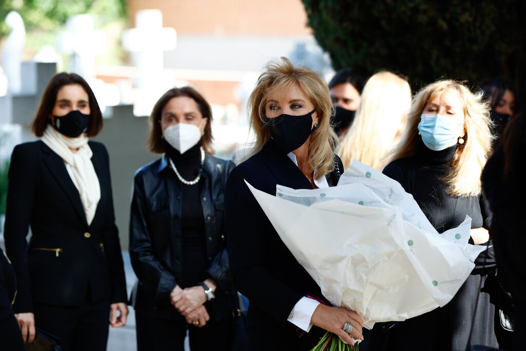 Norma Duval despide a su madre, Purificación Aguilera, arropada por su familia: