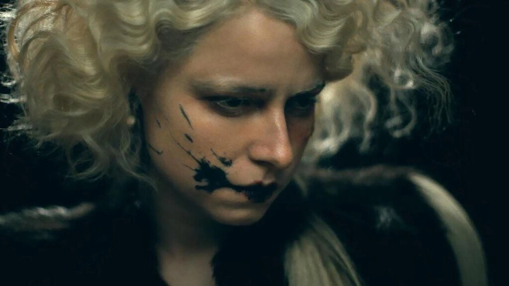 "No puedes tener a Frankenstein lamiendo vómito negro del cuello". Maggie Gyllenhaal se lamenta de que le obligaran a cortar la violencia de '¡La novia!'