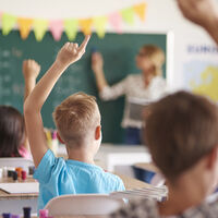 Una maestra es acusada de lavar la boca con agua y jabón a dos alumnos: parece de siglos pasados, pero no lo es 