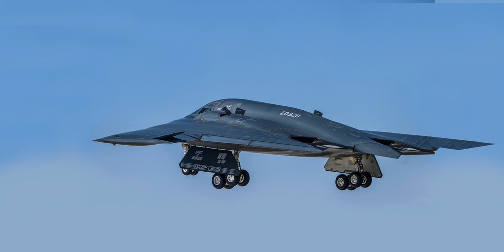 Puede cruzar medio planeta sin ser detectado y lanzar algunas de las bombas más letales: así es el avión que EEUU usó en Irán