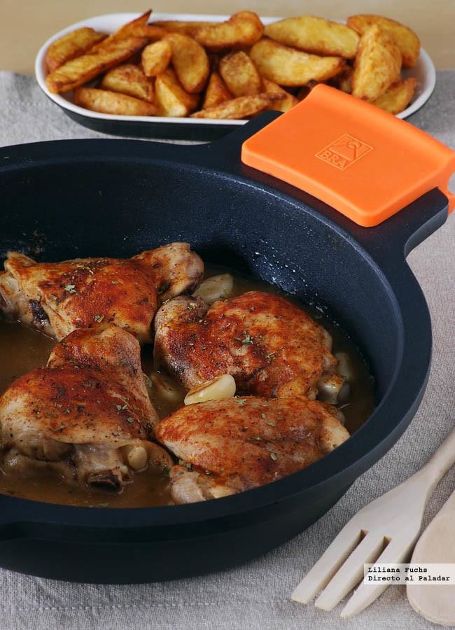 Pollo al horno en salsa de ajo y pimentón: receta con su propia salsa para mojar pan