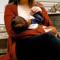 Una madre fue abofeteada por amamantar en público a su bebé de seis meses 