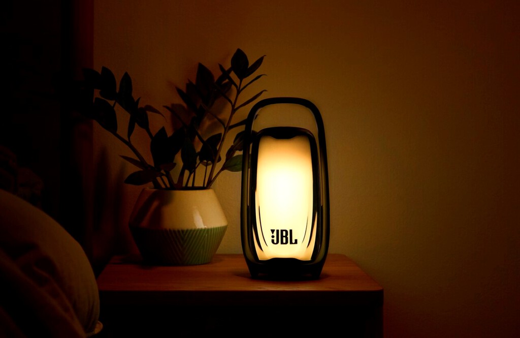 JBL ha tenido una idea genial: su nuevo altavoz Bluetooth con luces LED funciona además como lámpara para la mesilla  